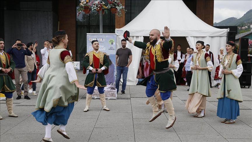 Kulturno - zabavni program ispred Sarajevo City Centra - Avaz