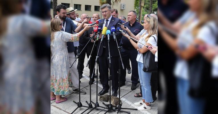 Premijer Hrvatske Plenković davao izjavu, ali je mačka imala svoj plan: Legla pored njegovih nogu i zaspala