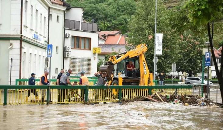 Angažirana je mehanizacija šest preduzeća i radi sanacije putne infrastrukture i čišćenja ulica - Avaz