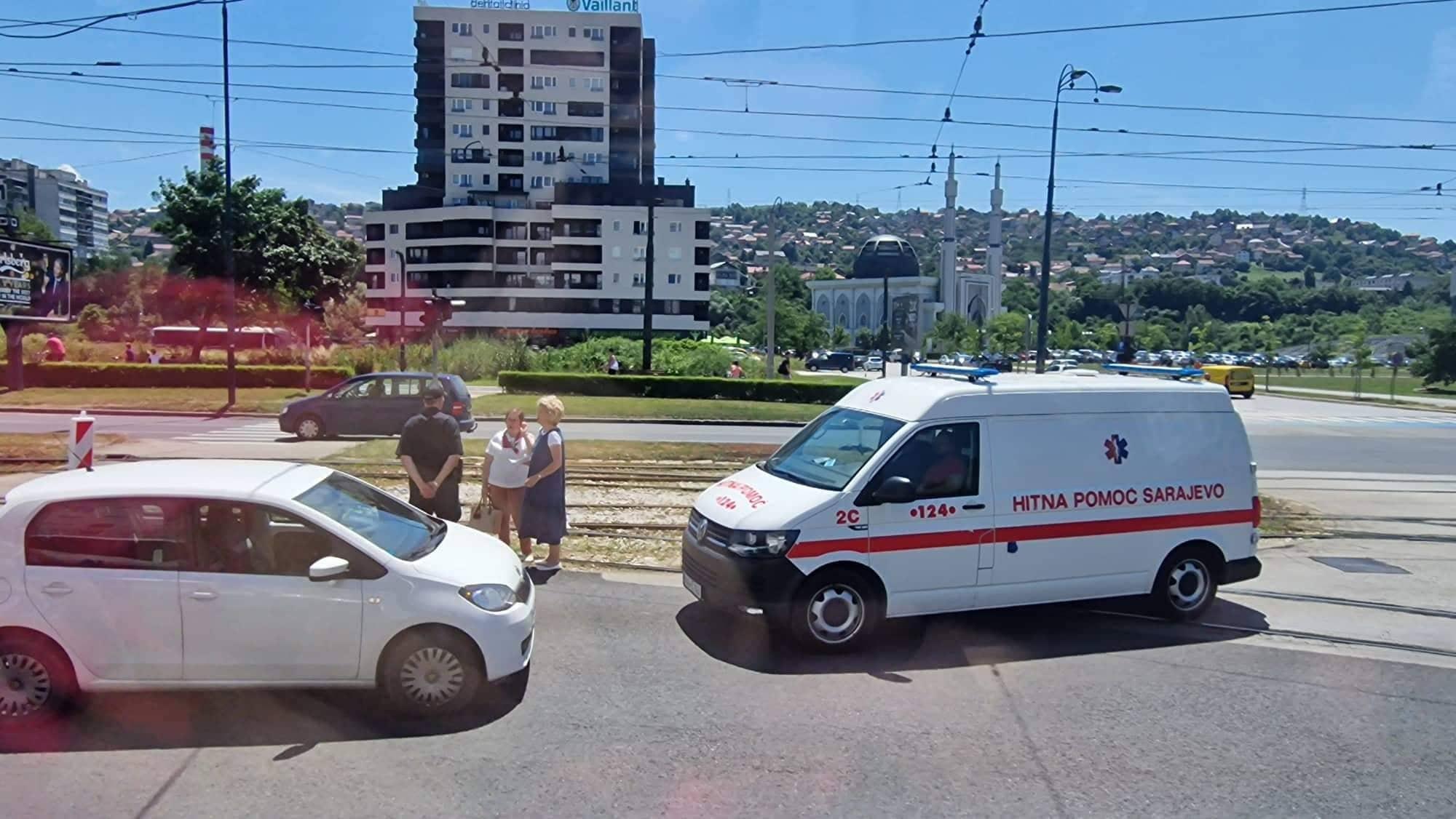 Velike gužve na Otoci, hitna na licu mjesta: Policija nema informacije