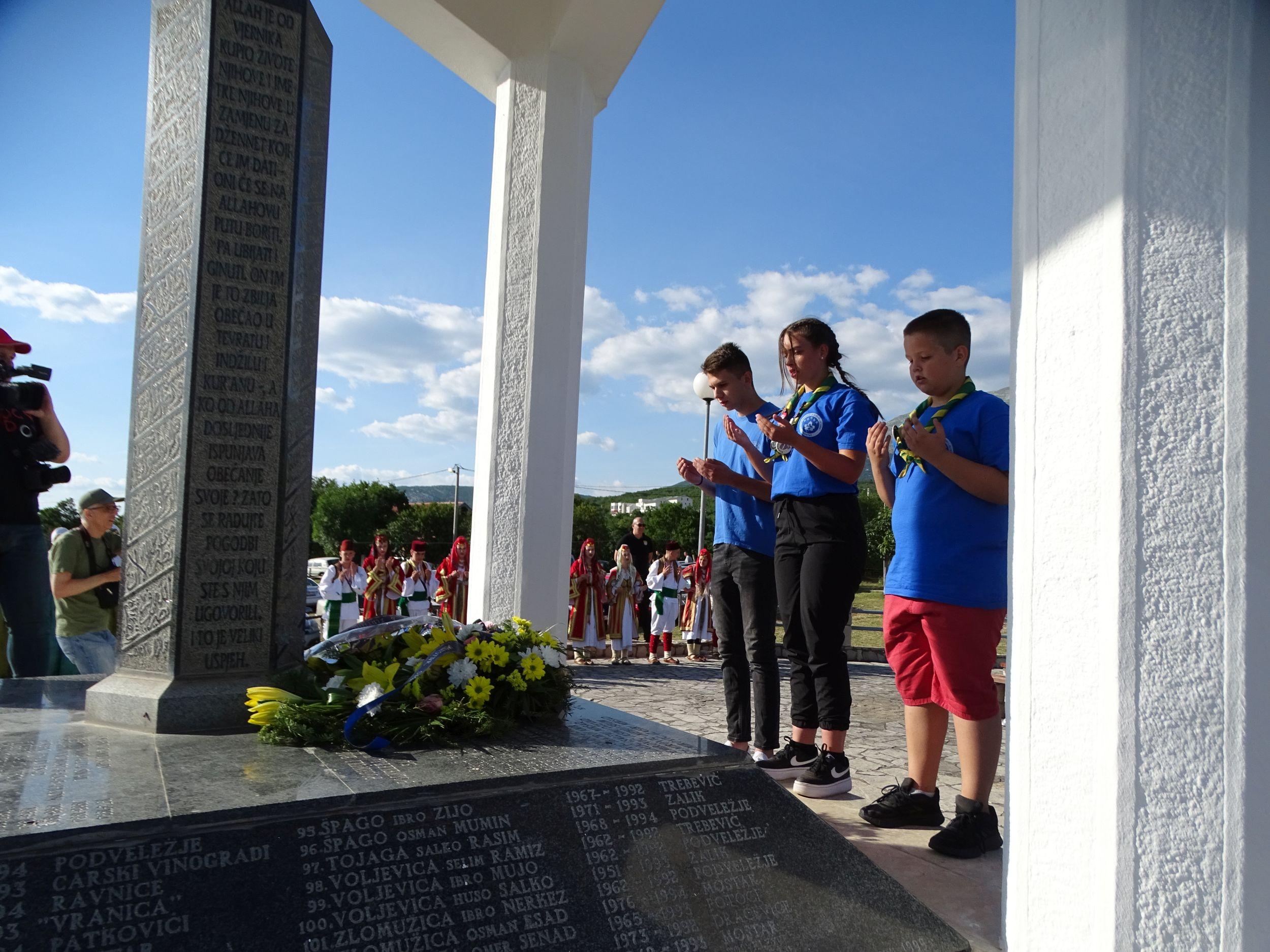 Sa obilježavanja: Položeno cvijeće i proučena Fatiha - Avaz