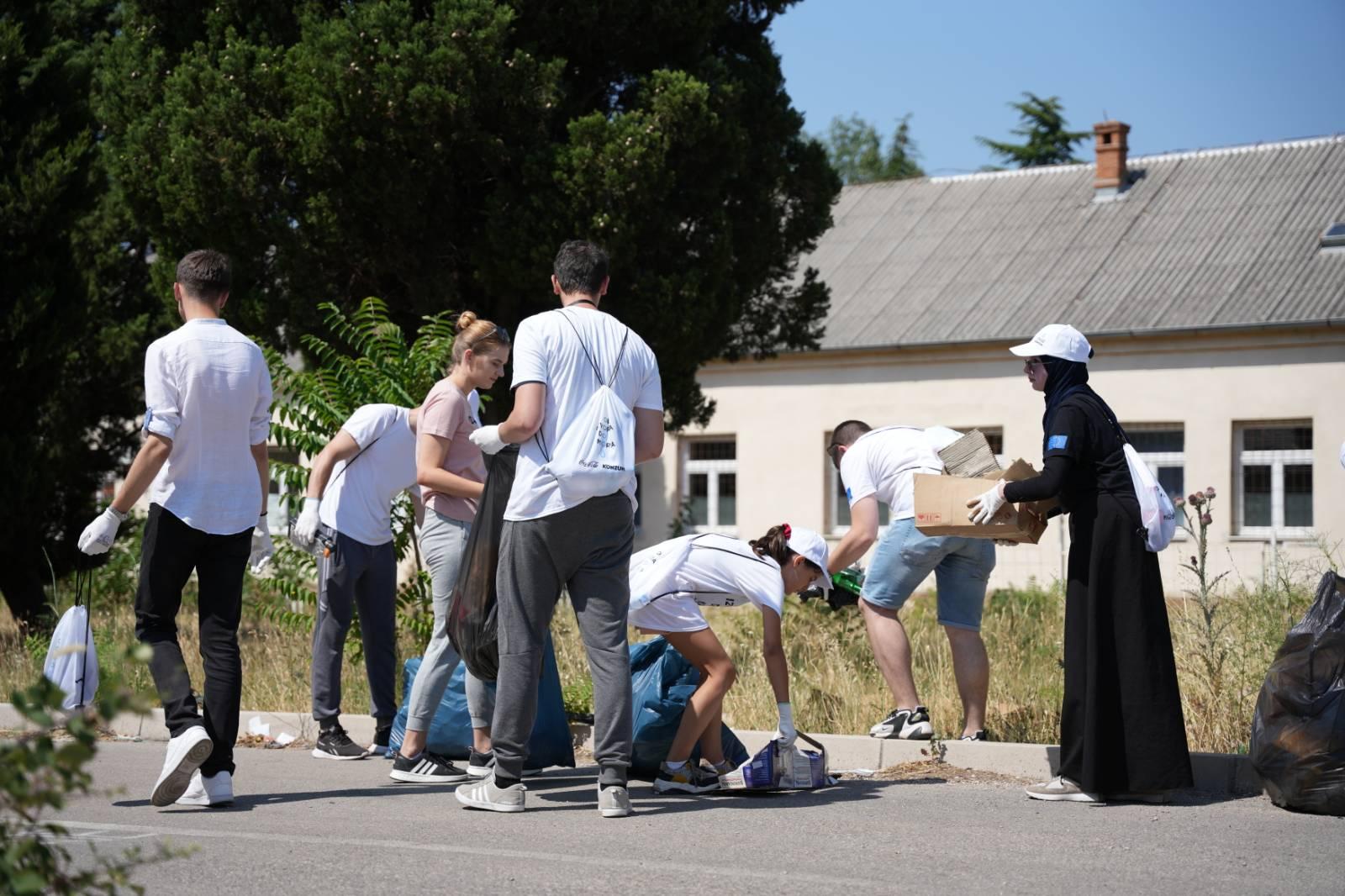 Volonteri prikupljali otpad u Mostaru u okviru Coca-Colinog projekta Od izvora do mora - Avaz