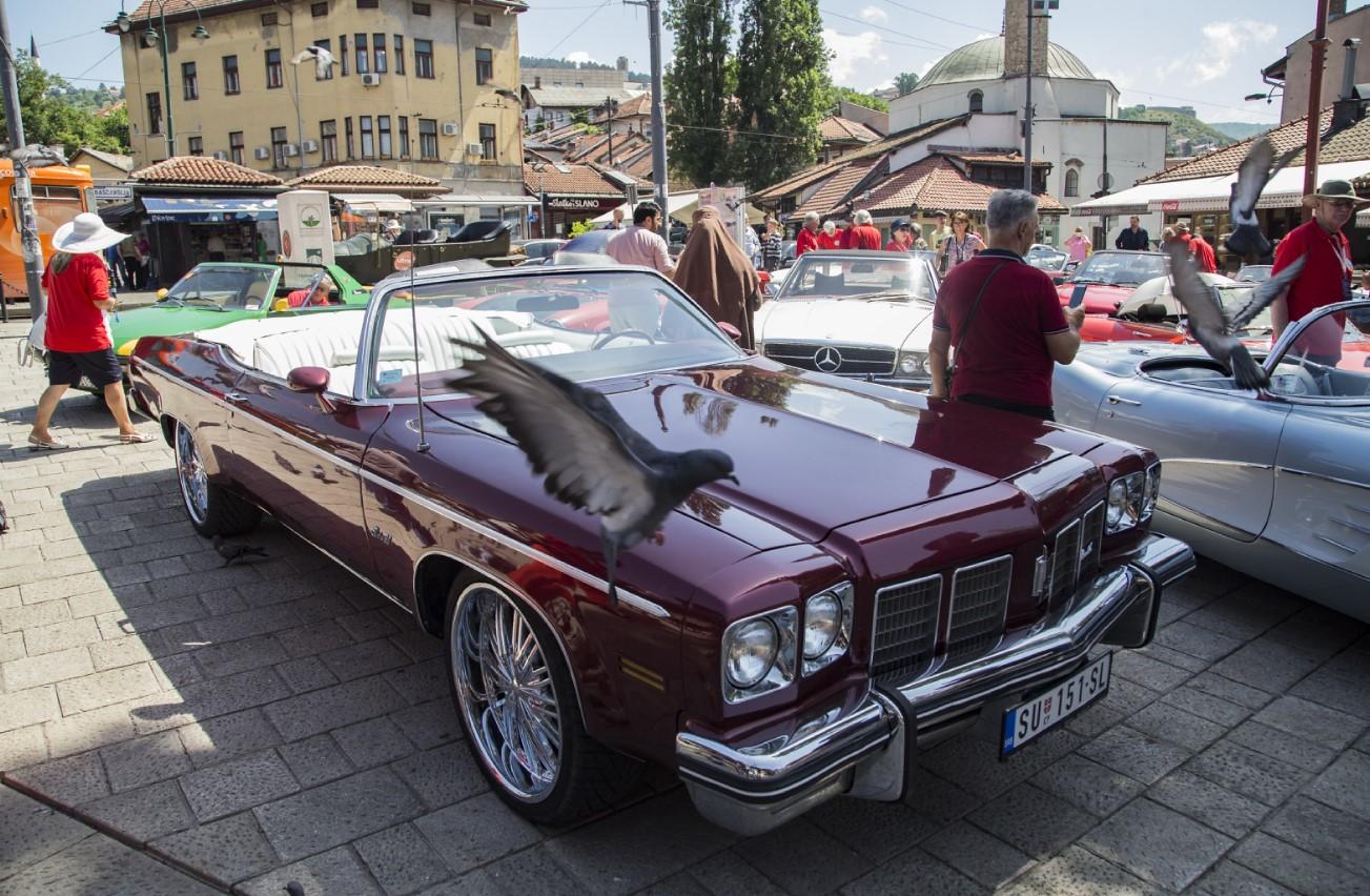 Pogledajte prekrasne oldtimere koji su izloženi na Baščaršiji, najstariji Chevrolet Corvetta C1 iz 1957. godine