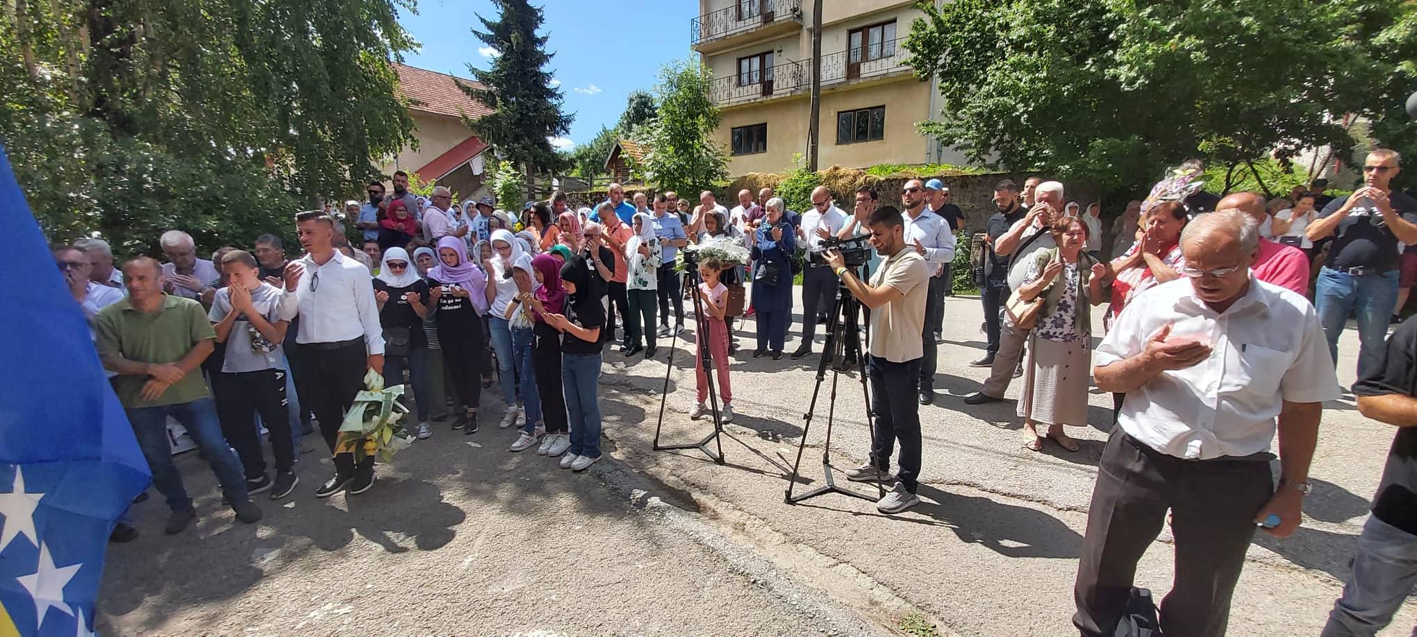 Programom je počeo posjetom Osnovnoj školi u Kalinoviku - Avaz