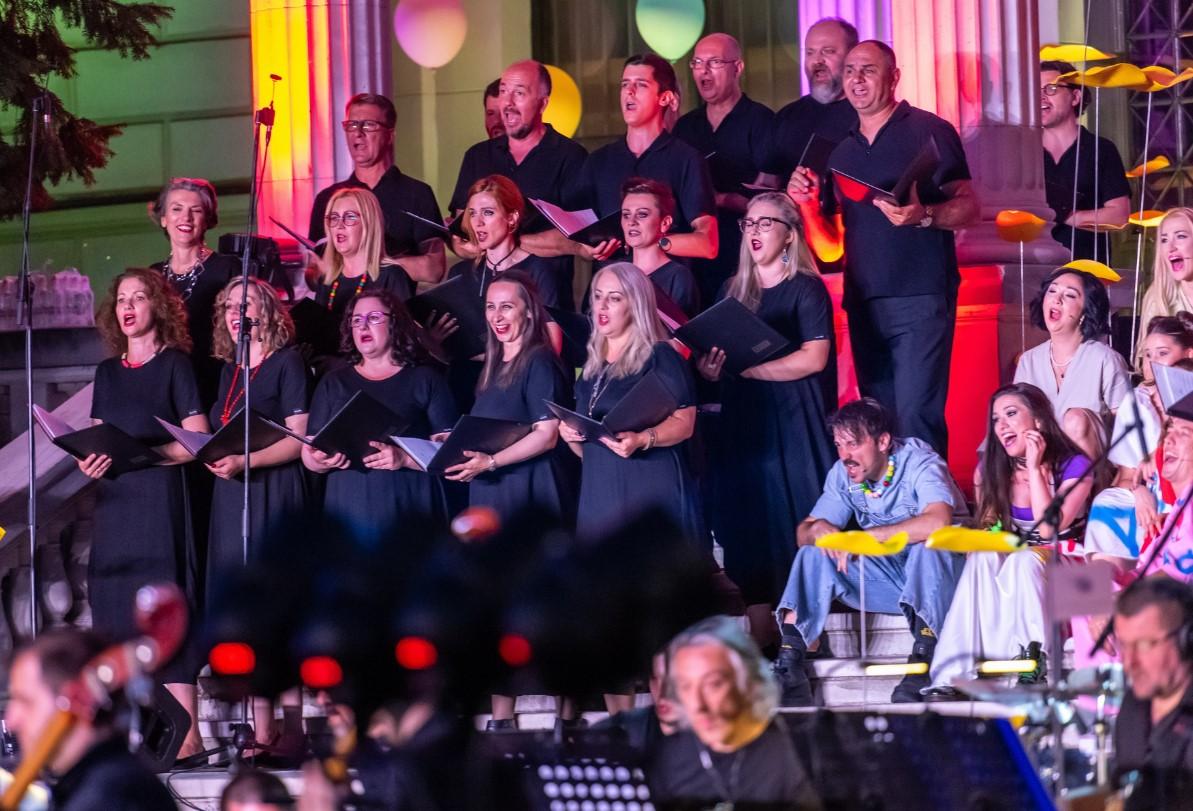 Narodno pozorište Sarajevo izvelo mjuzikl "Kosa" na Palama: Uz ovacije i aplauz umjetnici ispraćeni sa scene