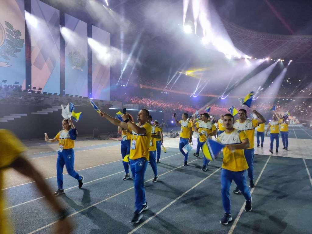 zastavu BiH su nosili najtrofejnija džudašica Larisa Cerić i bokser Džemal Bošnjak, osvajač bronzane medalje sa Mediteranskih igara Mersin 2013 - Avaz