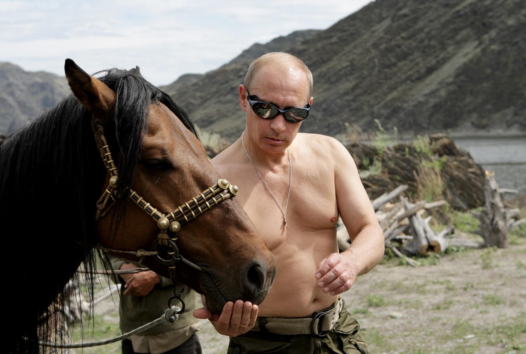 Čuvena Putinova fotografija sa odmora u Sibiru - Avaz