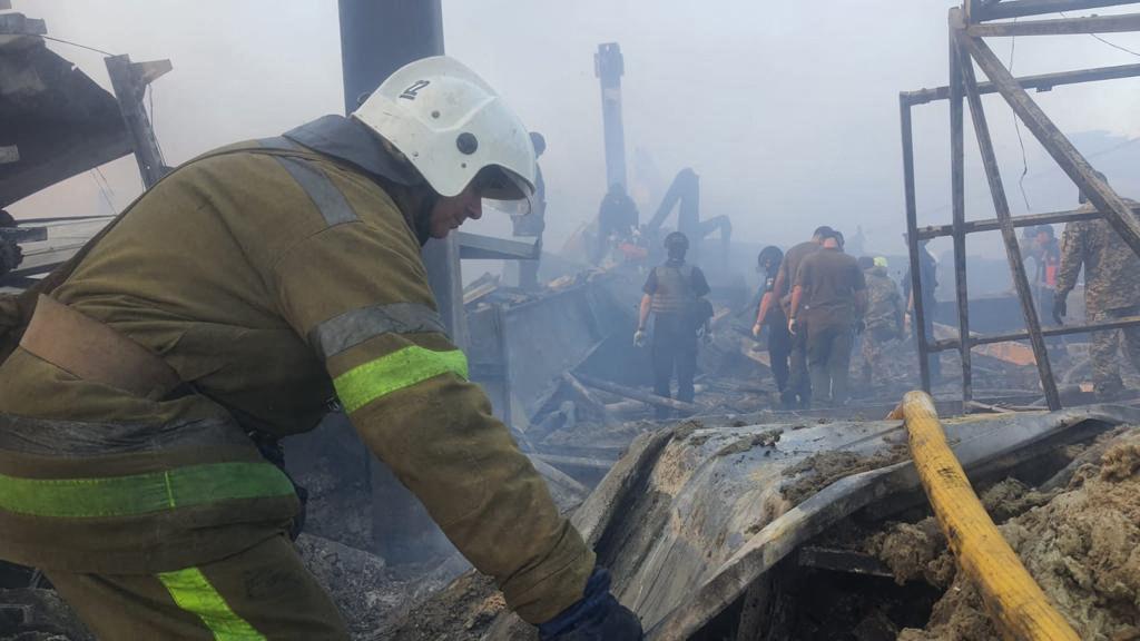 Traje potraga za preživjelim: Pogledajte kako izgleda trgovački centar koji je granatirala Rusija