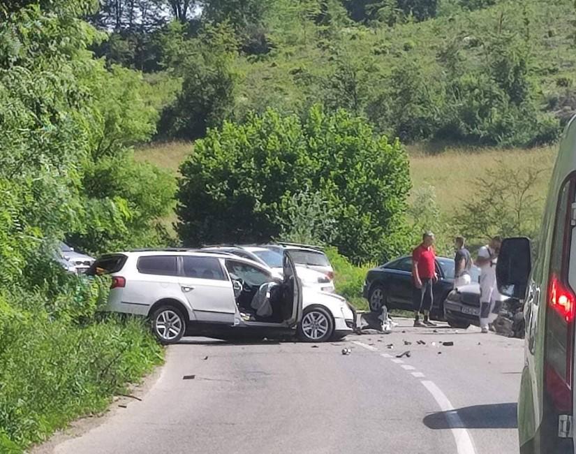 Saobraćajna nesreća u Tešnju: Učestvovala dva automobila, dvije osobe povrijeđene