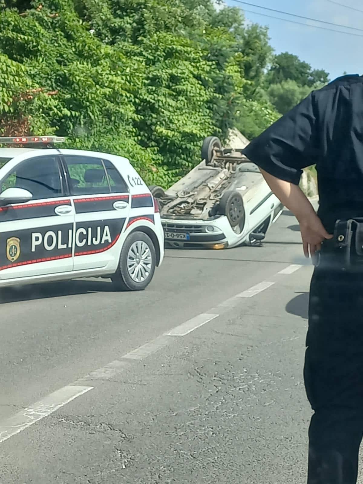 U Rajlovcu vozilo završilo na krovu: Jedna osoba povrijeđena