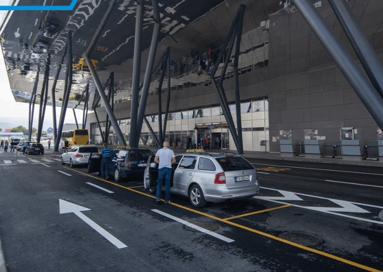 Kiss & Fly Zona se nalazi odmah uz traku za taxi vozila - Avaz