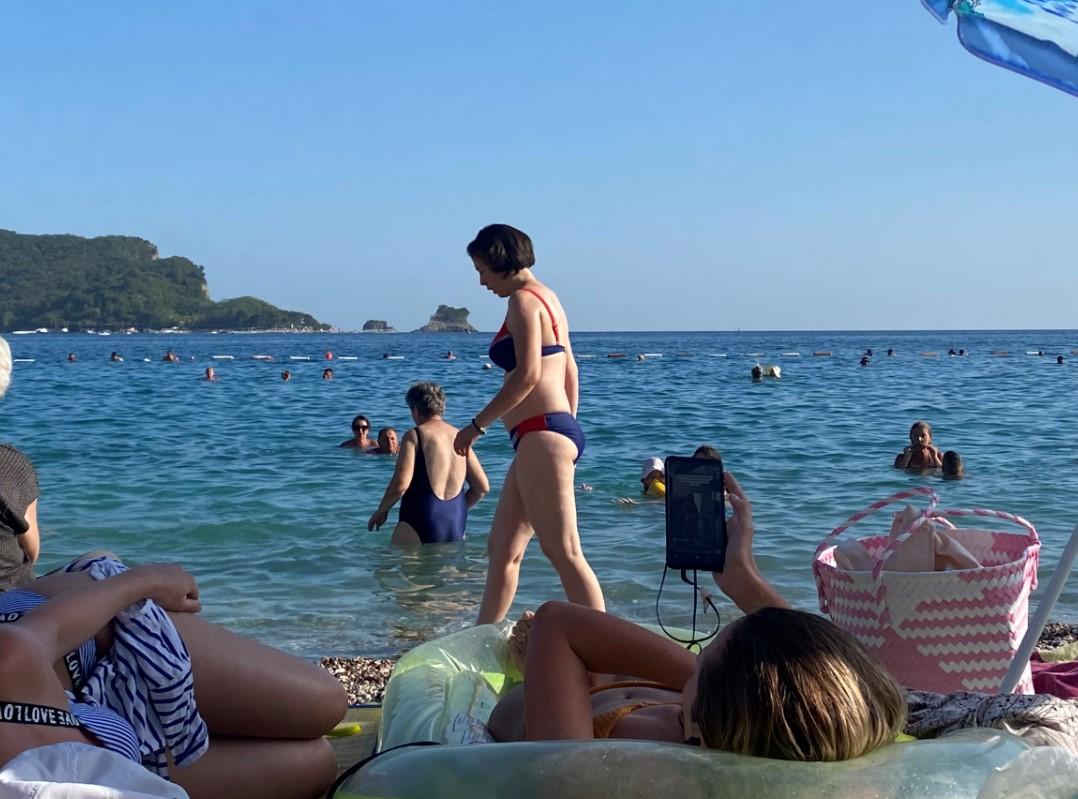 Posjetili smo Budvu: Plaže vrve od posjetilaca, traži se mjesto više