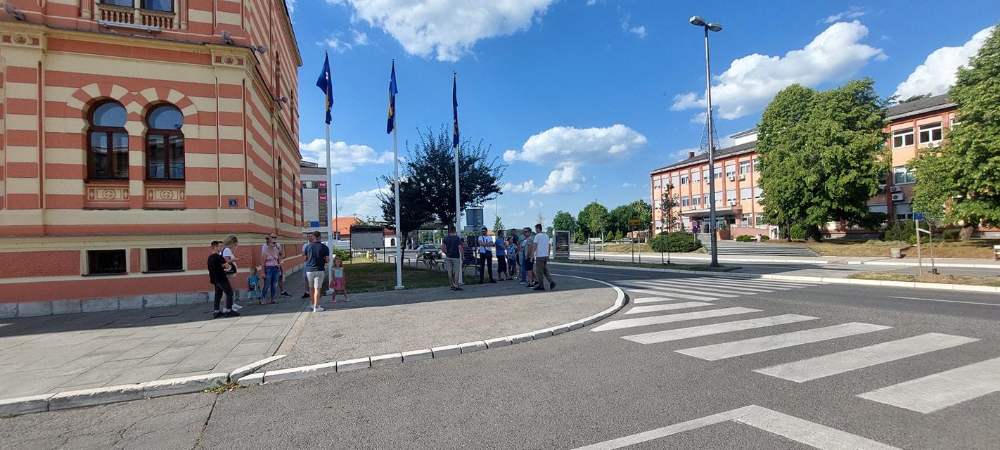 Protesti ispred Gradske vijećnice - Avaz