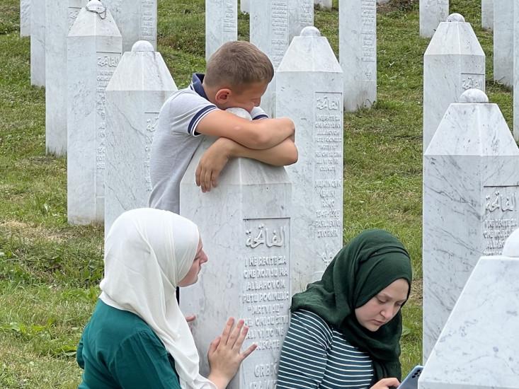 Bol i jecaj porodica žrtava odzvanjali Srebrenicom - Avaz