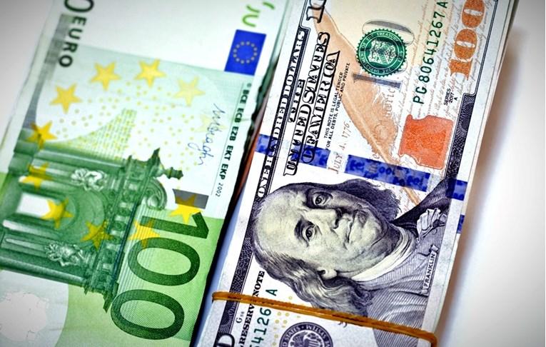 Pritom je dolar prema evropskoj valuti pao 1.3 posto, pa je cijena eura dosegnula 1.0215 dolara - Avaz