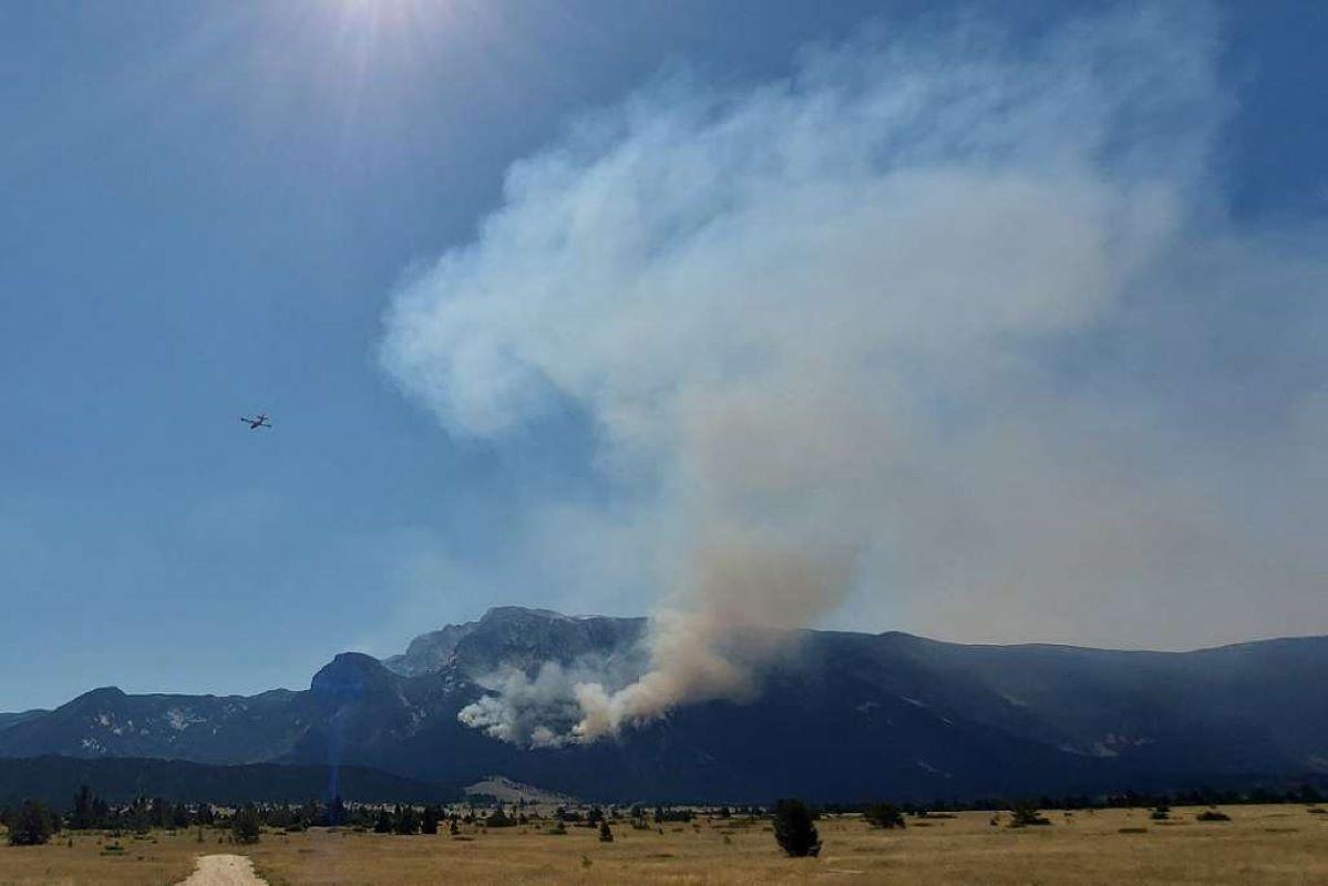 Veliki požar na Blidinju i dalje se širi, ugrožena vikend naselja