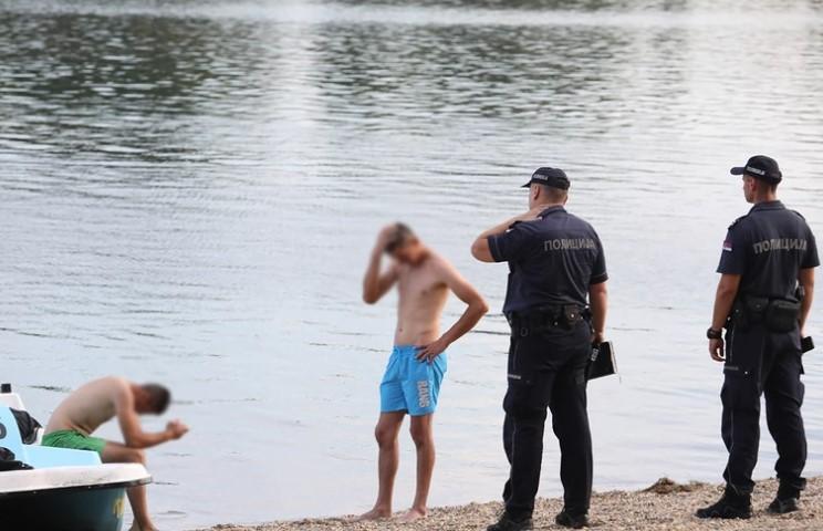 Građani su također pokušali da uđu i da pomognu - Avaz