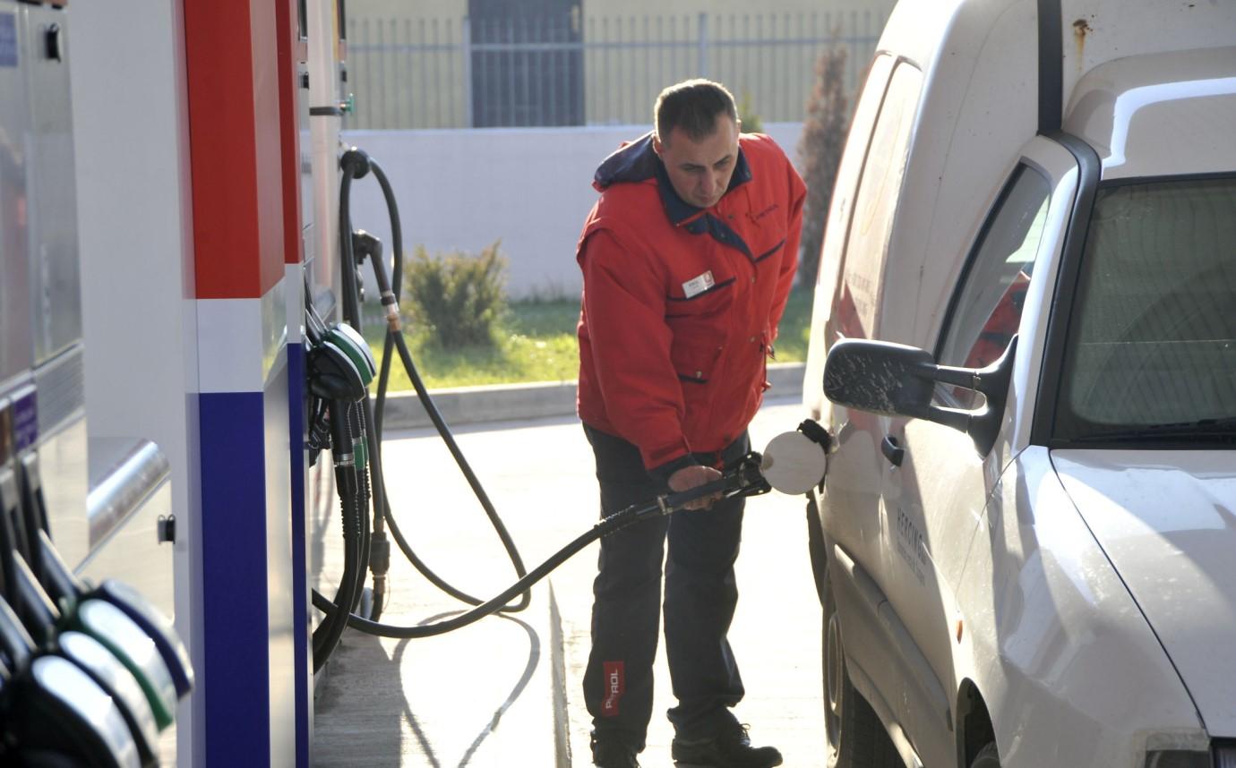 Konačno padaju cijene, šta će biti s hranom: Gorivo jeftinije za 40 feninga