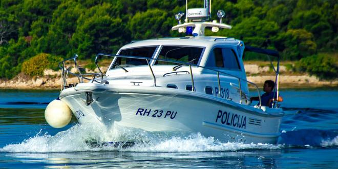 Ženi na plaži pao kamen na glavu: Zadobila teške povrede, prebačena u bolnicu