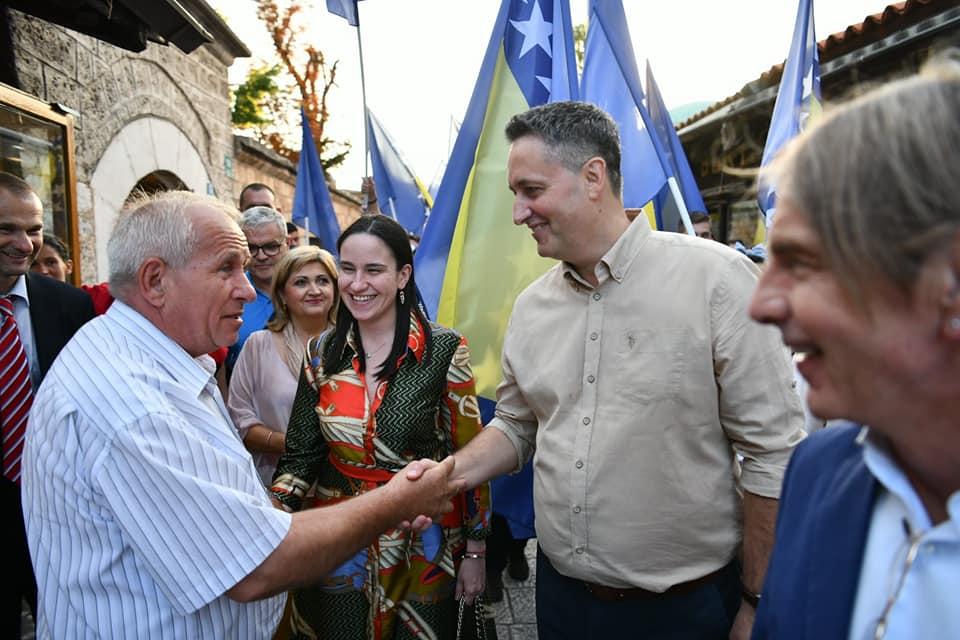 Bećirović prošetao ulicama Sarajeva: Ljudi su umorni od političara čiji je jedini rezultat prebrojavanje ljudi i širenje straha