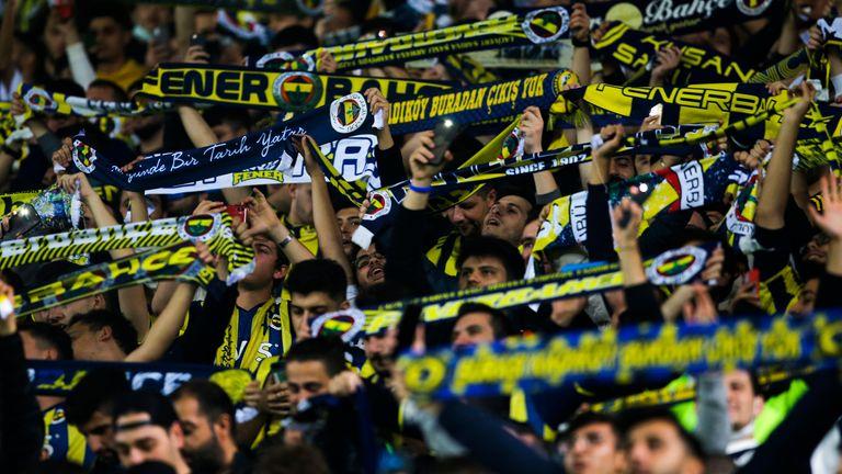 Etički i disciplinski inspektori UEFA-e obavit će istragu zbog nedoličnog ponašanja Fenerbahčeovih navijača - Avaz