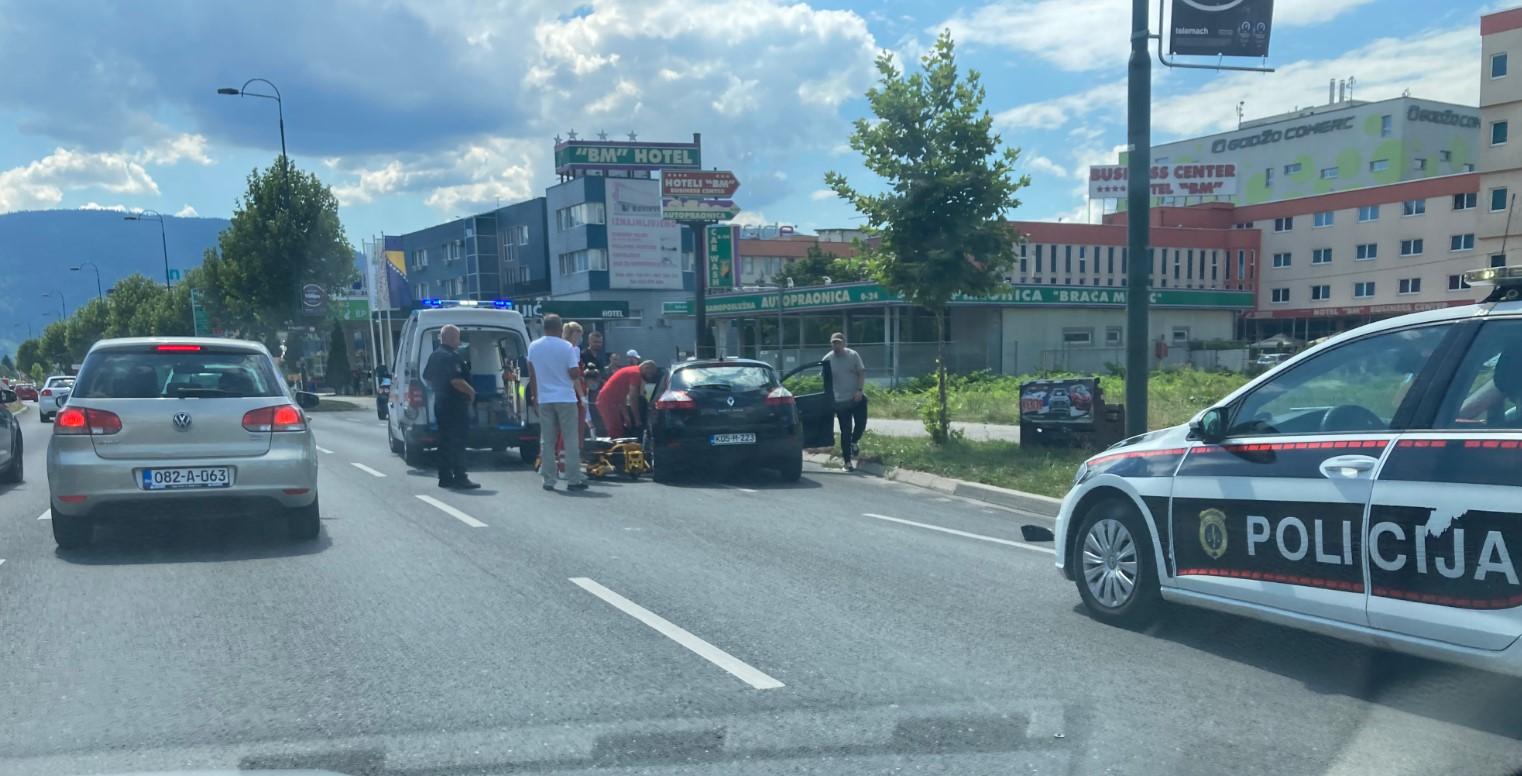 Sudar dva automobila: Jedna osoba povrijeđena, prevezena na KUM