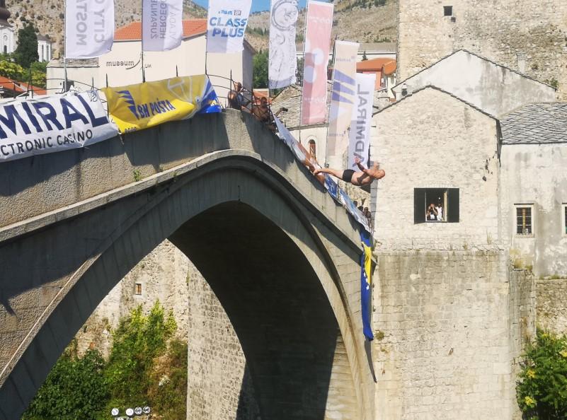 Takmičari tokom skakanja u Neretvu - Avaz