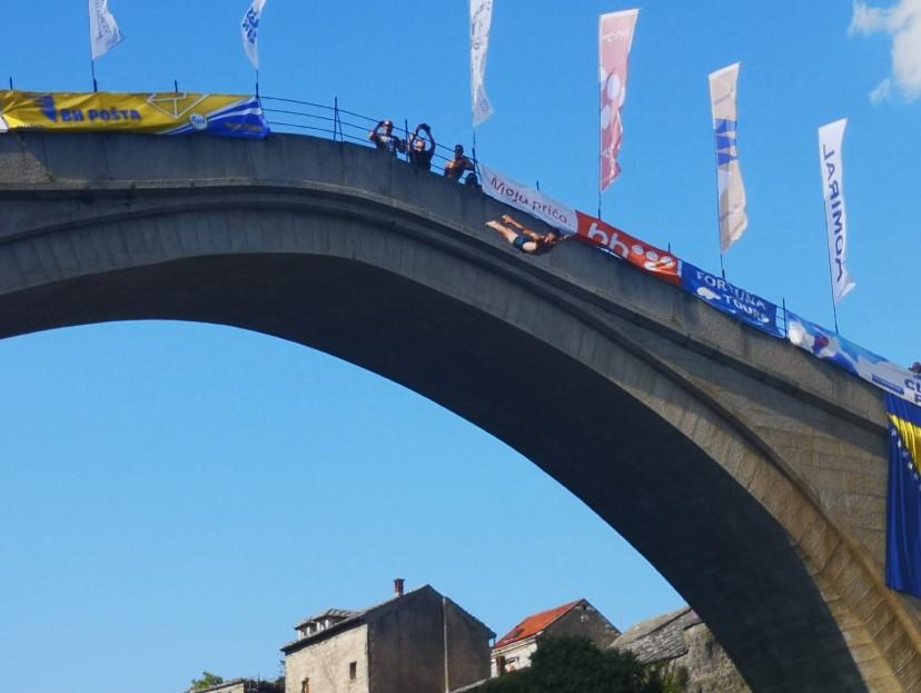 Skokovi upriličeni sa Starog mosta u Mostaru - Avaz