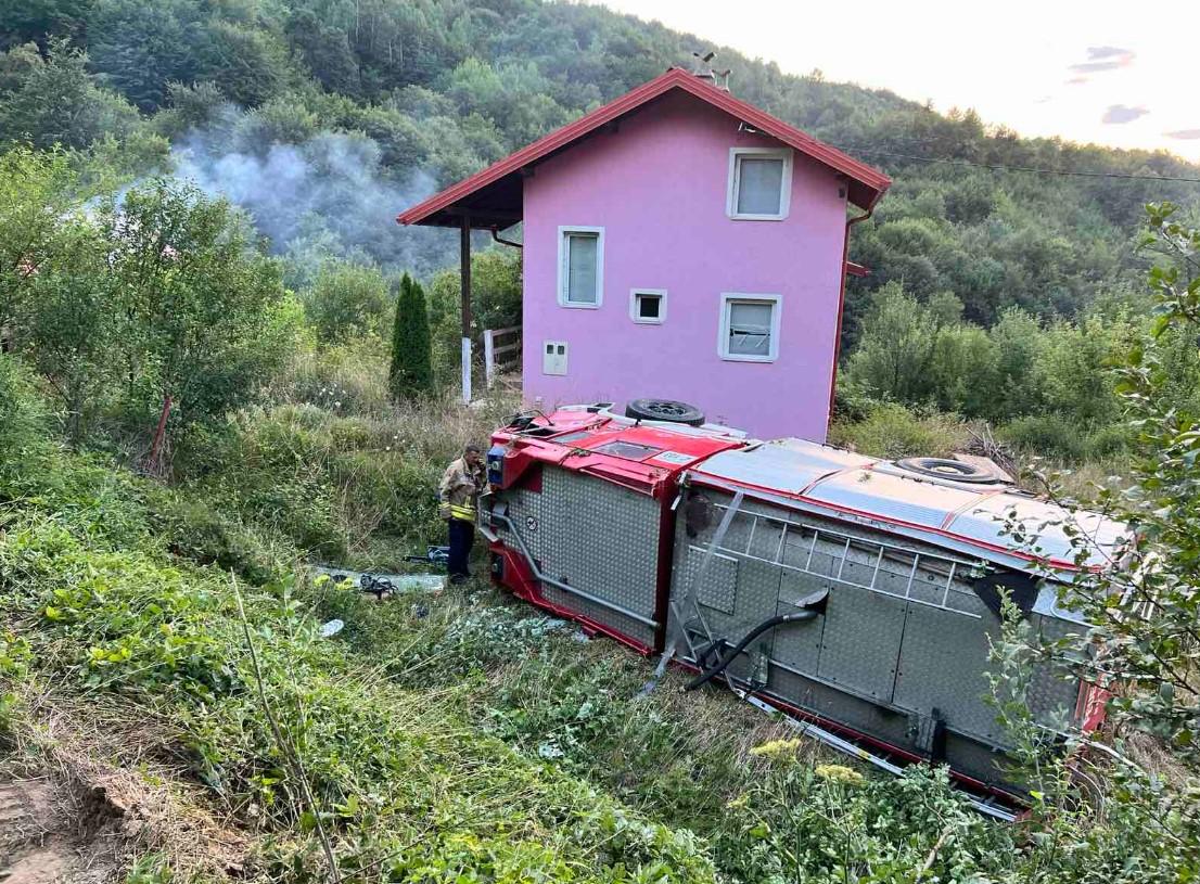 Vatrogasno vozilo se prevrnulo - Avaz