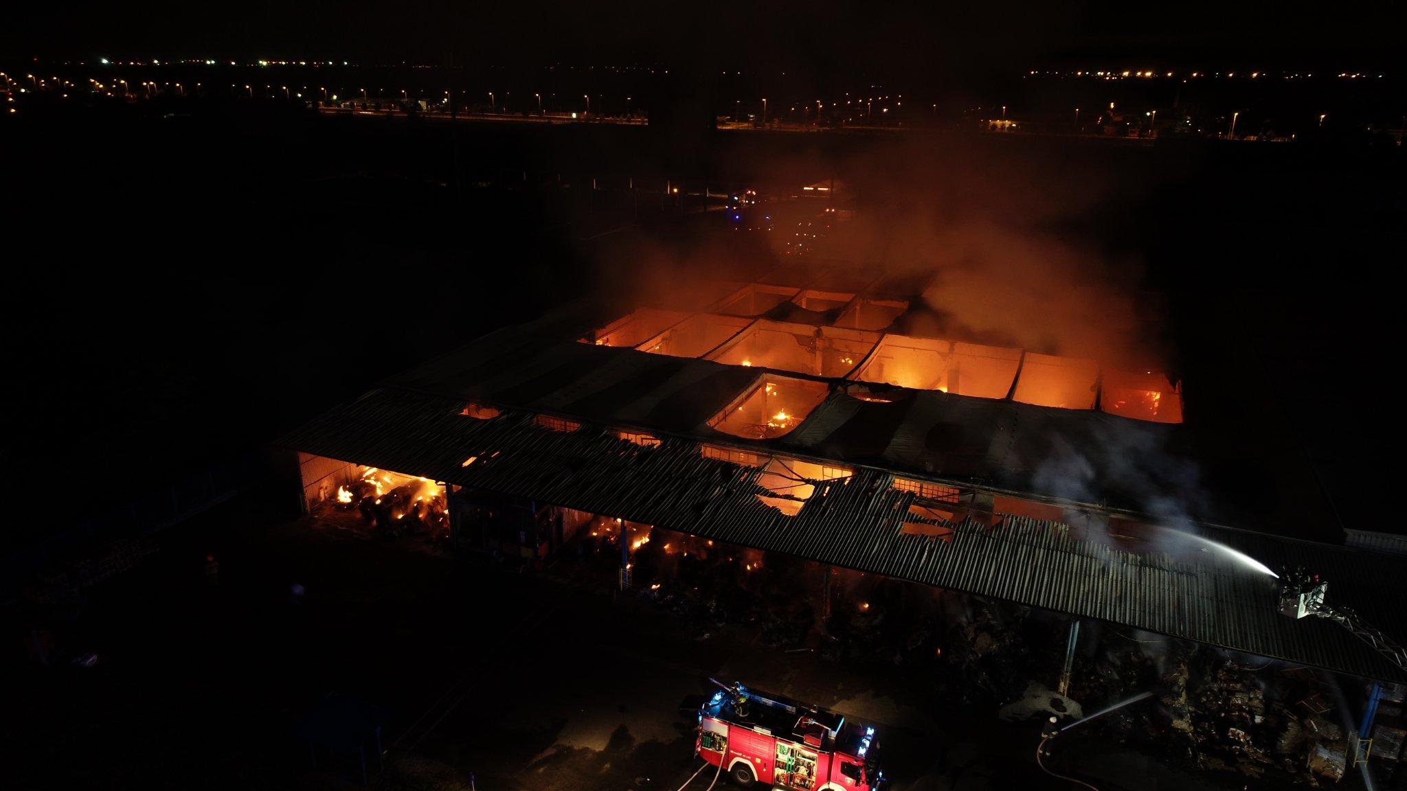 Veliki požar u Zagrebu tokom noći gasilo 200 vatrogasaca, objavili fotografiju vatrene stihije iz zraka