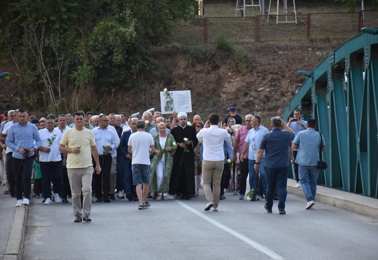 Stotine ruža pušteno niz Drinu povodom godišnjice zločina nad Bošnjacima u Foči