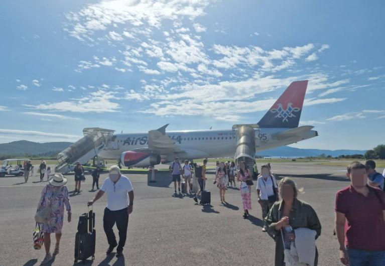 Prve slike sa aerodroma u Tivtu: Avion prinudno sletio zbog kvara