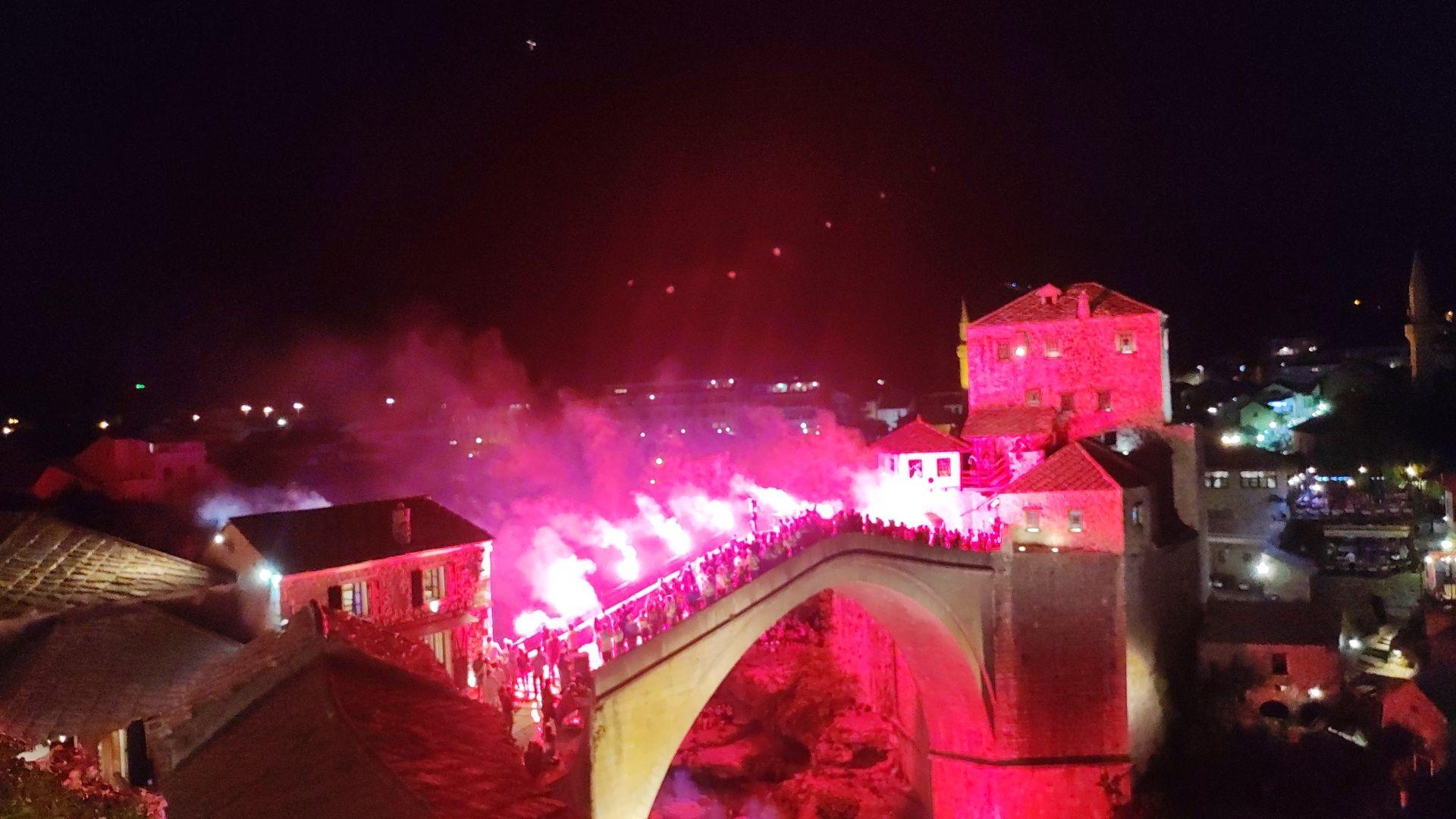 Veličanstvena bakljada i skok sa Starog mosta u čast Lane Pudar