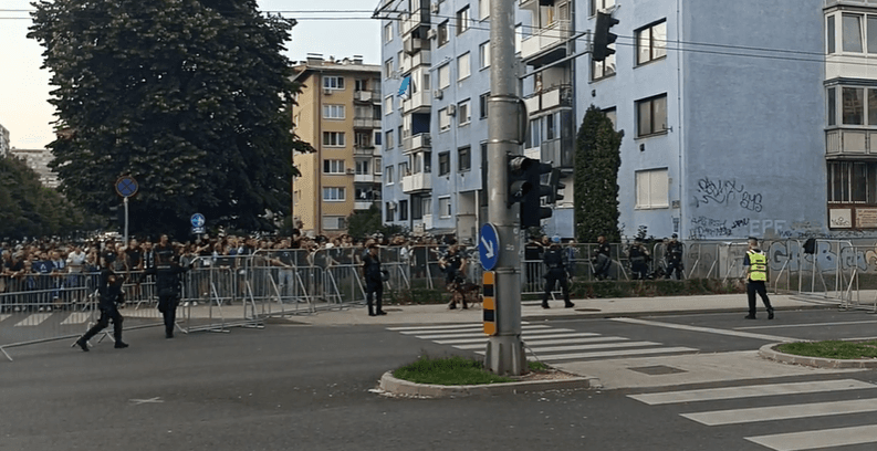 Video / Vatreni doček za Horde zla ispred stadiona: Navijači Sarajeva i Želje bacali kamenje i baklje jedni na druge