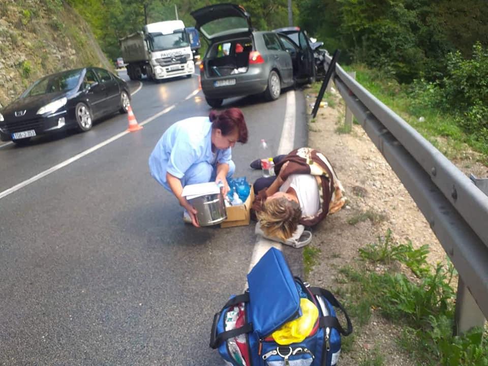 Teška saobraćajna nesreća: Pet osoba povrijeđeno, prevezene na ukazivanje medicinske pomoći