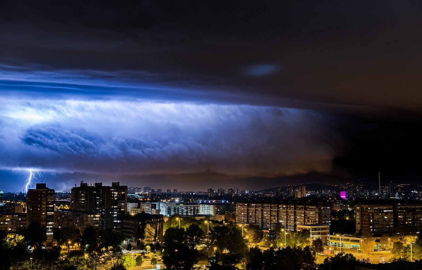 Crni oblaci nadvili se nad Zagrebom