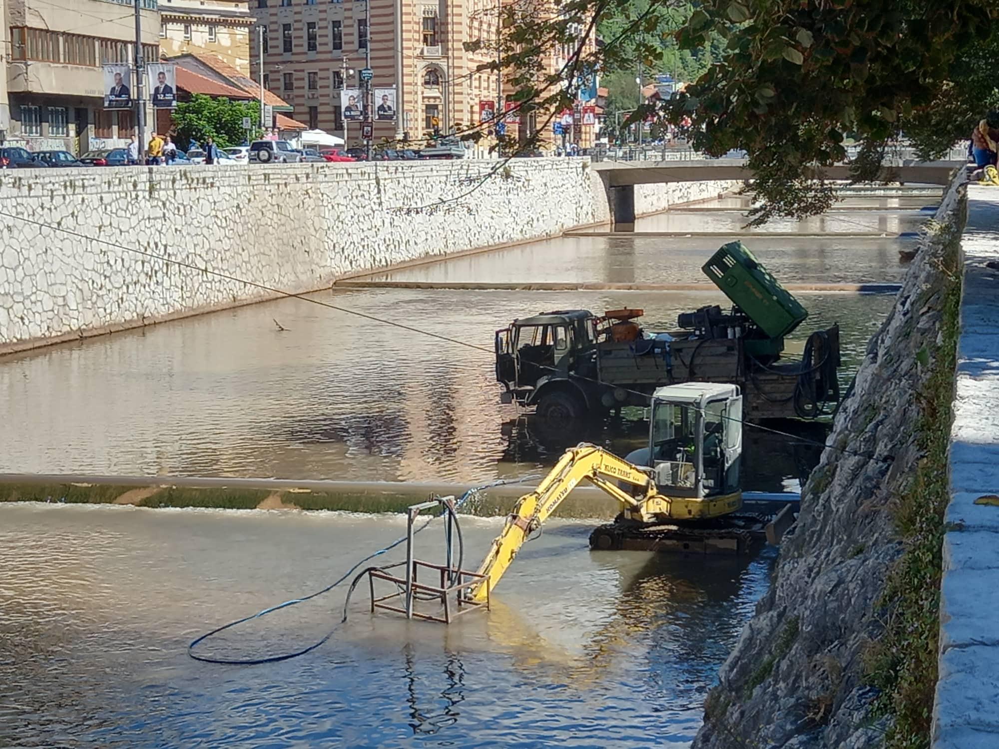 Radovi na čišćenju korita Miljacke počeli su na Baščaršiji - Avaz