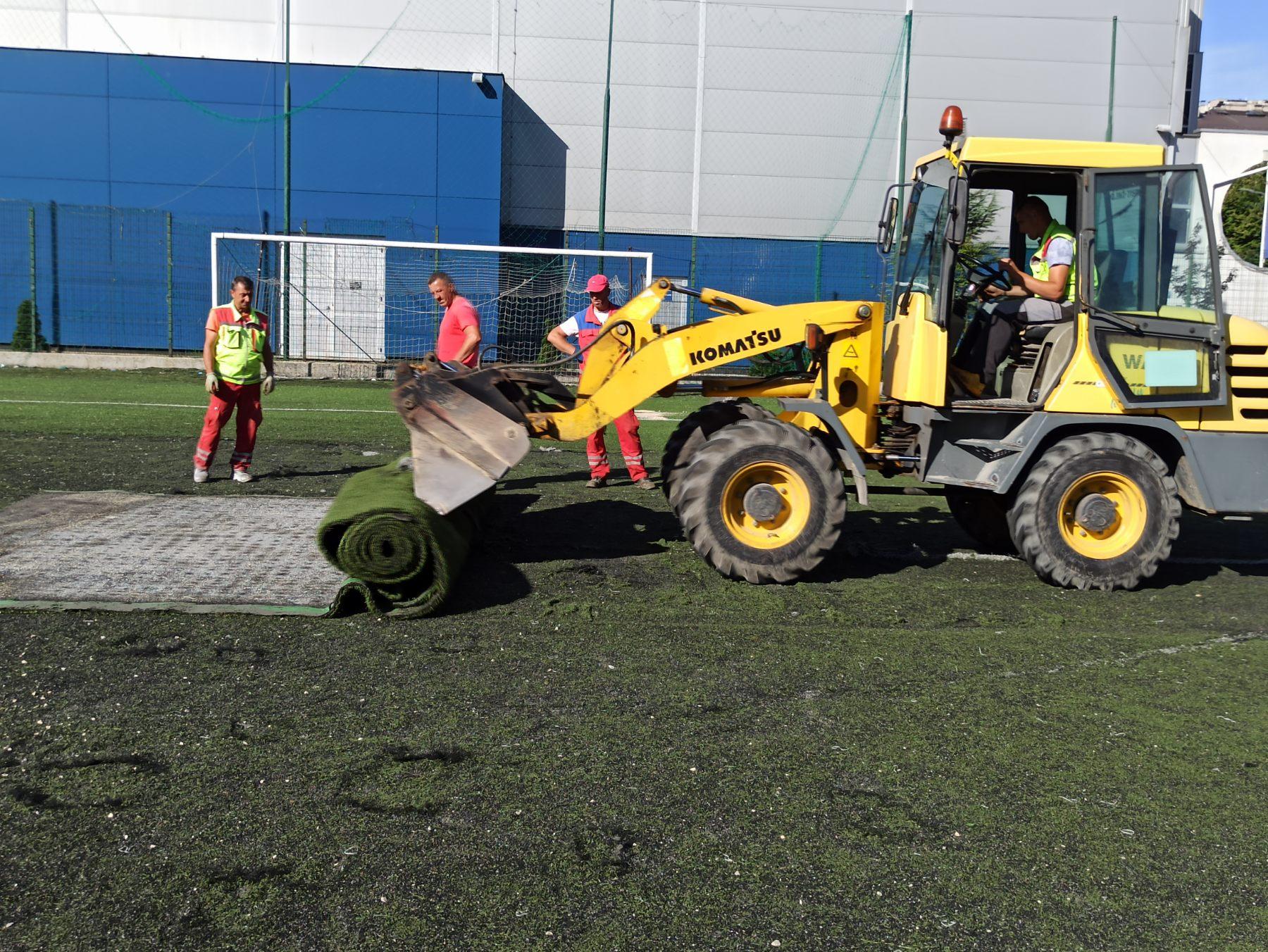 Počeli radovi na postavljanju nove plastične trave na pomoćnom terenu