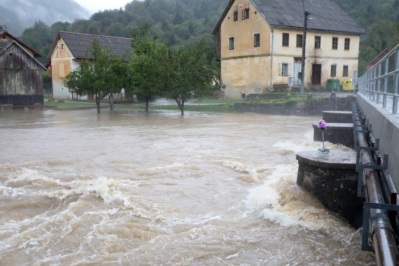 Zbog vodostaja Kupe proglašeno vanredno stanje - Avaz