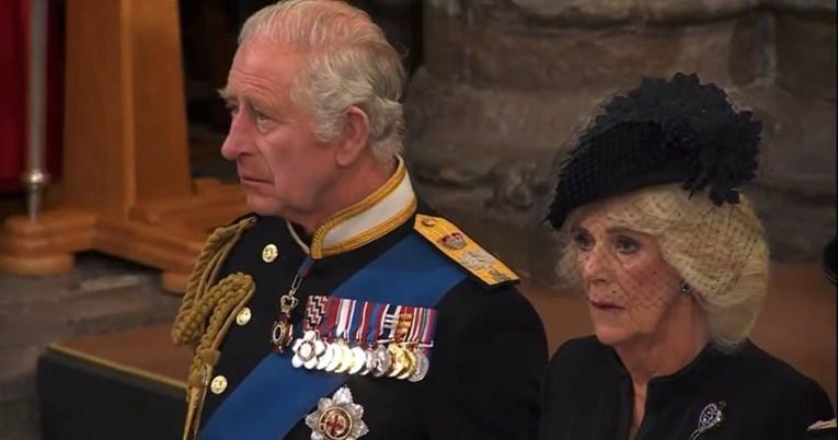 Emotivni kralj Čarls: Zaplakao tokom izvođenja himne na majčinom sprovodu