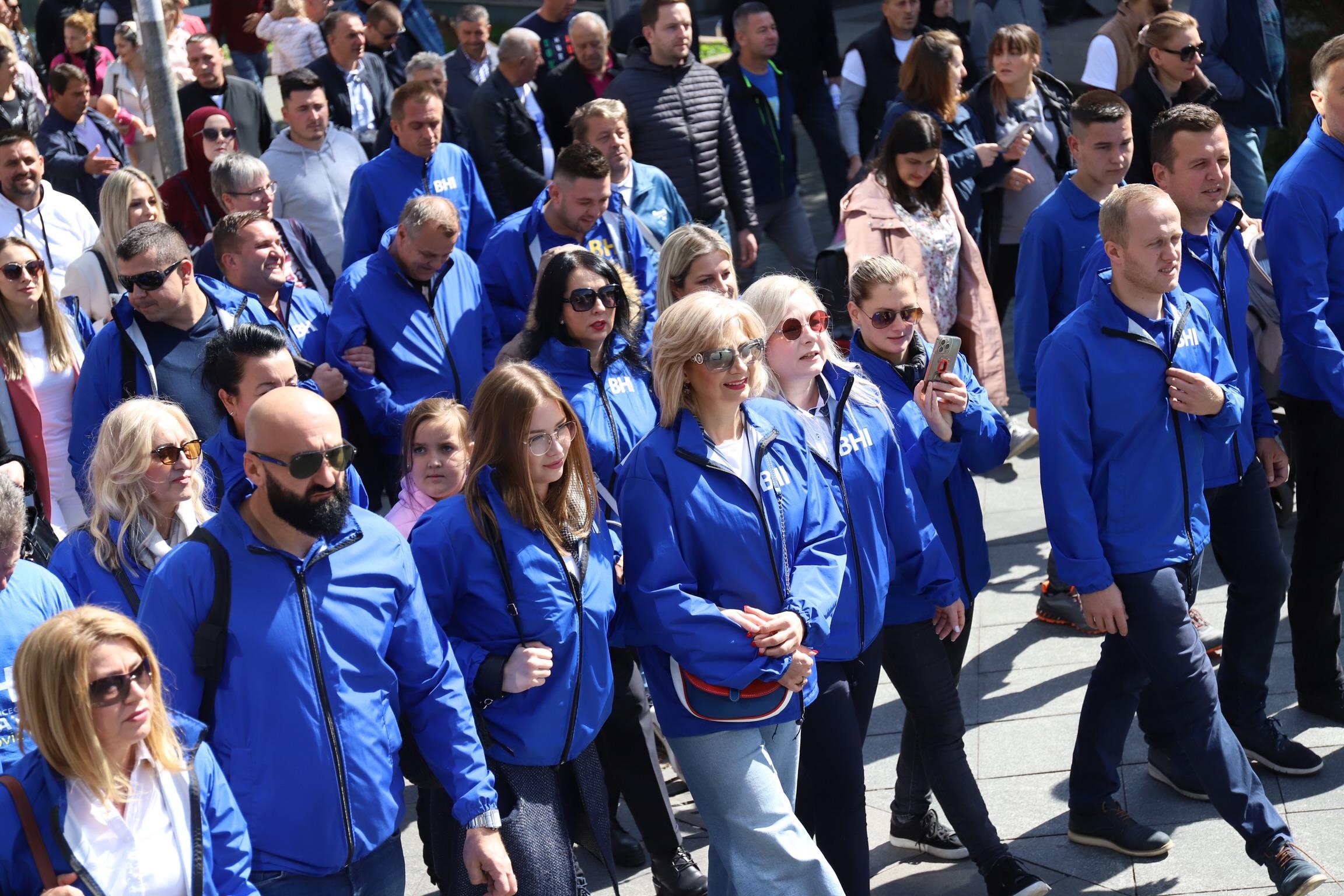 Stotine građana na šetnji BHI - KF poručilo: Promijenimo ih, dosta je više!