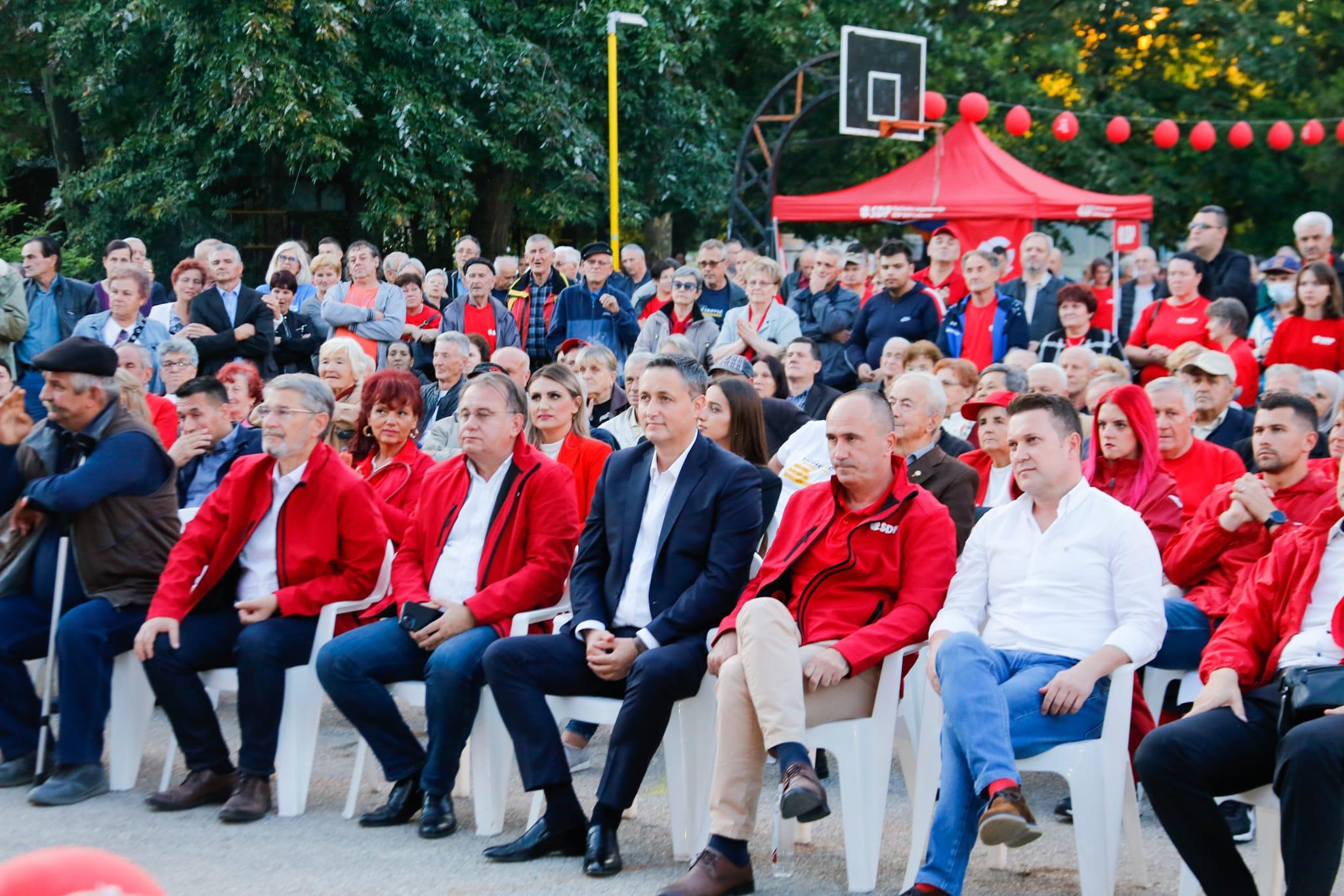 Bećirović u Lukavcu: Dosta je vladavine korupcije i nepotizma, naša zemlja zaslužuje pravdu