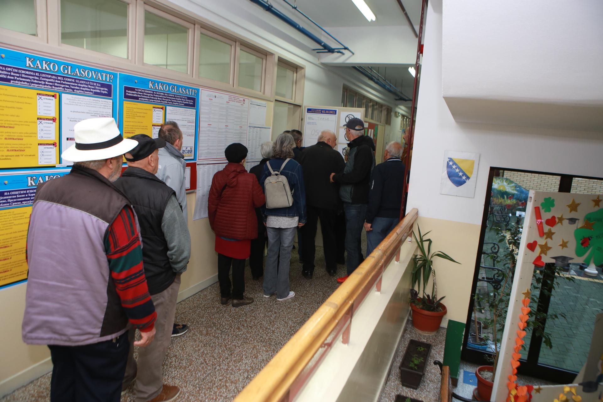 Tuzlaci od ranog jutra pohrlili na birališta