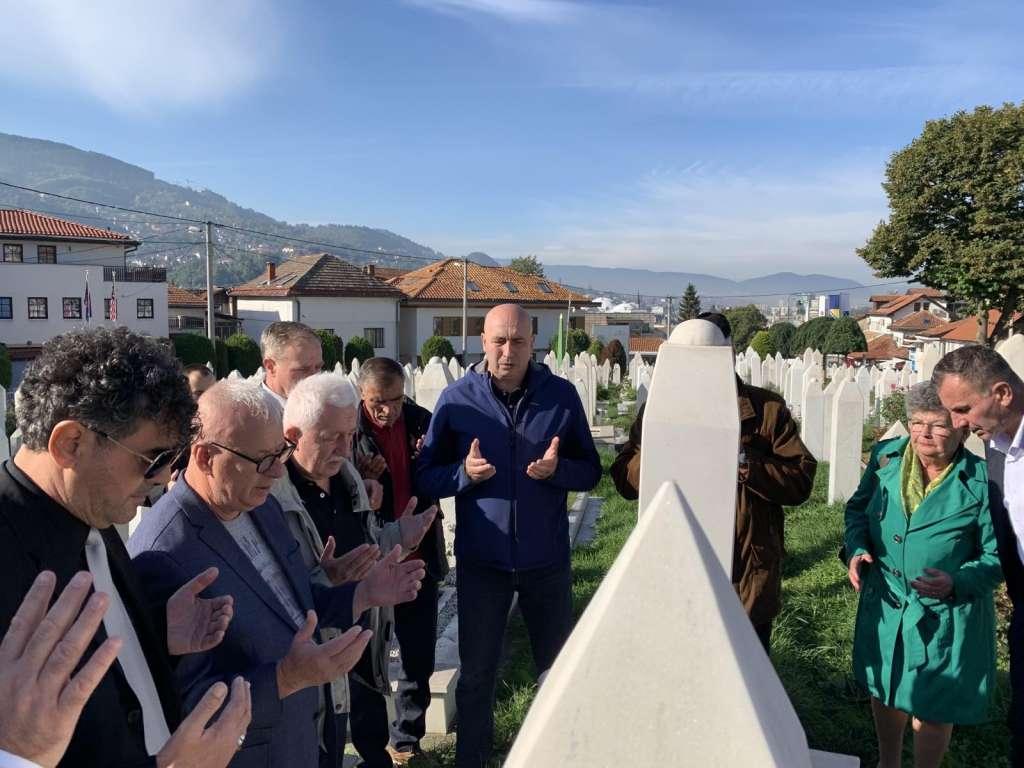 Učenje Fatihe na mezaru Mehe Porobića - Avaz