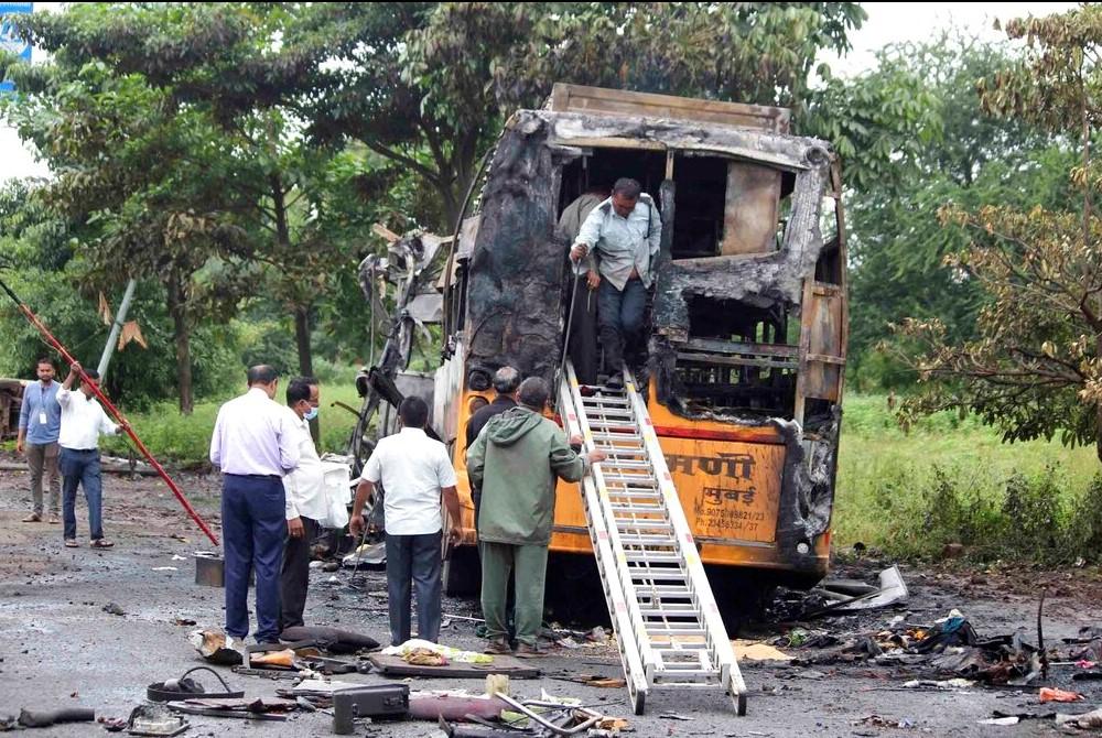 U Indiji se zapalio autobus - Avaz