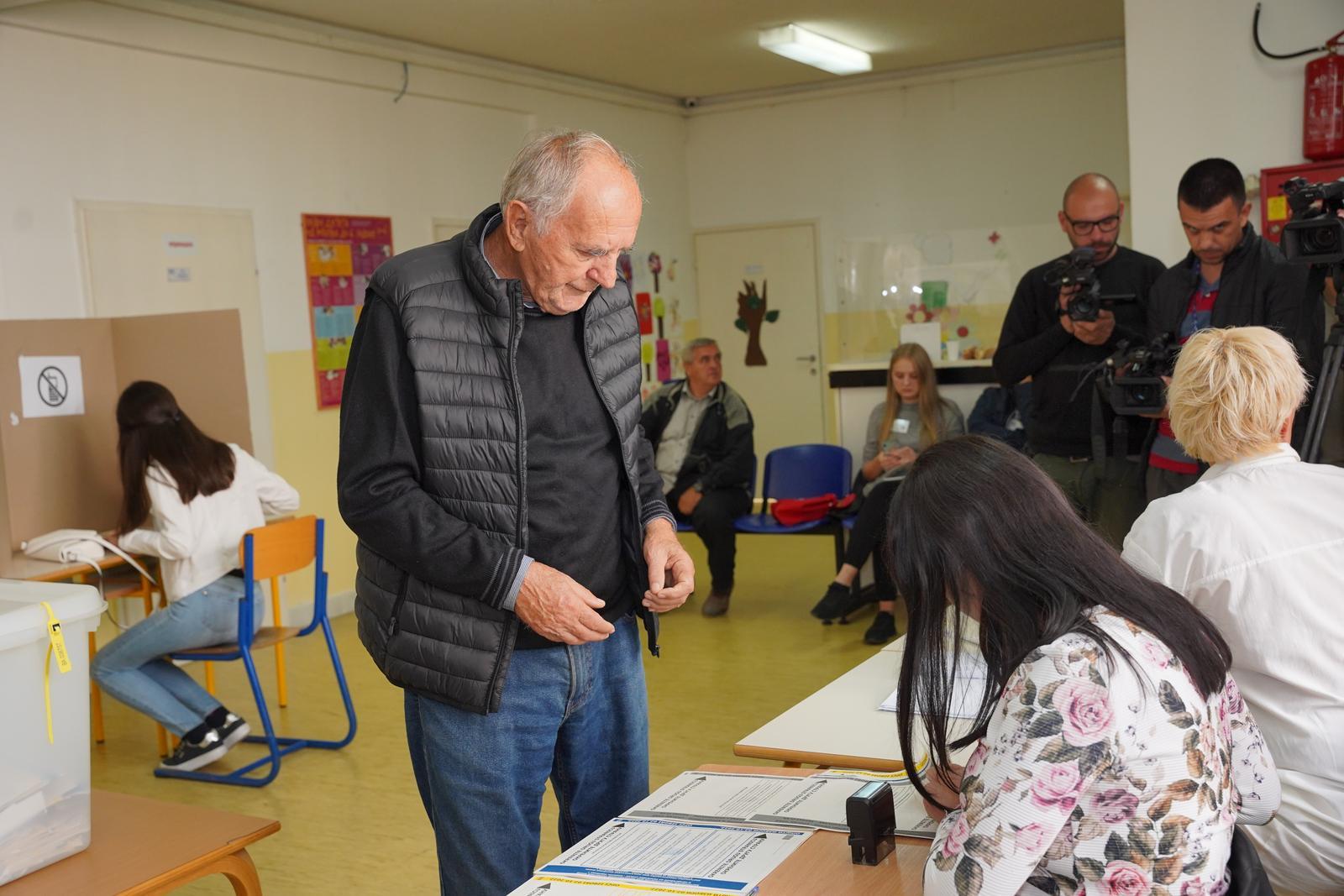 Otvoreno biračko mjesto Hozići kod Bosanskog Novog