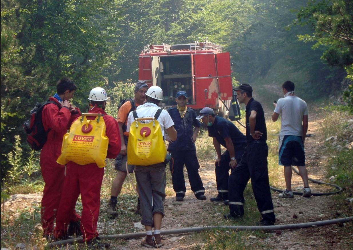 Umorni vatrogasci  s naprtnjačama: Svake  godine isti prizori - Avaz