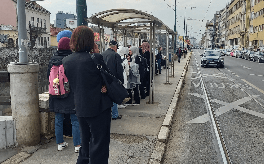 Svakodnevni prizori na stajalištima: Čeka se i duže od sat - Avaz