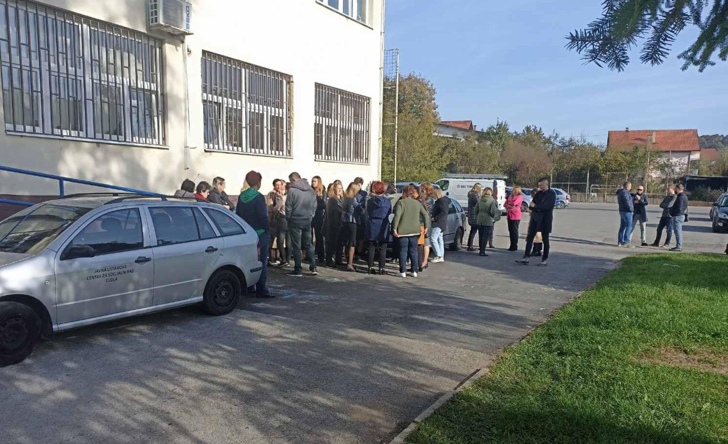 Radnici ispred zgrade JU Centar za socijalni rad Tuzla - Avaz