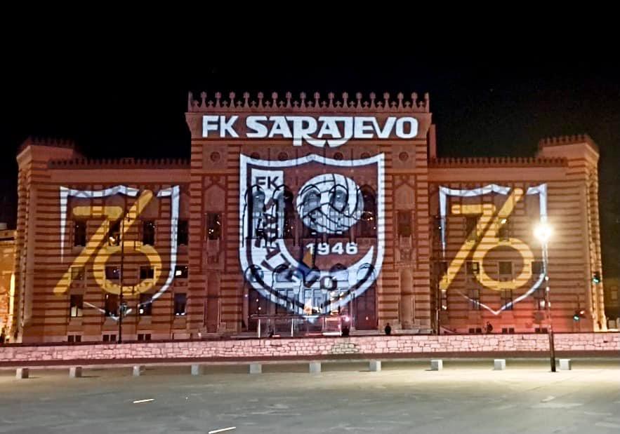 Vijećnica u bojama FK Sarajevo za 76. rođendan